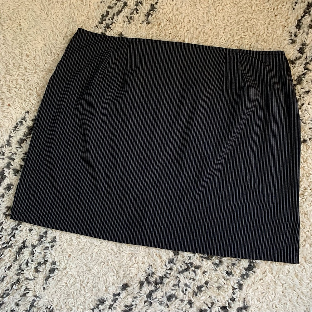 Black and Grey Pinstripe Mini-Skirt - Size 26